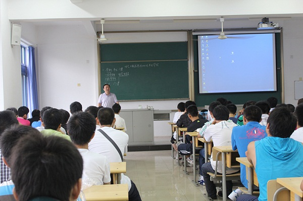 JOJO漫画
2011级新生入学教育圆满结束3